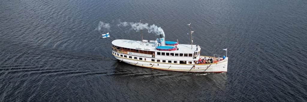 s/s Suomi ilmasta kuvattuna Päijänteellä sekä höyryä piipusta