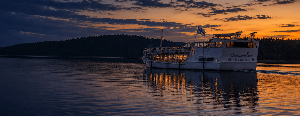 m/s Suomen Suvi valaistuna hämärtyvällä Päijänteellä -1