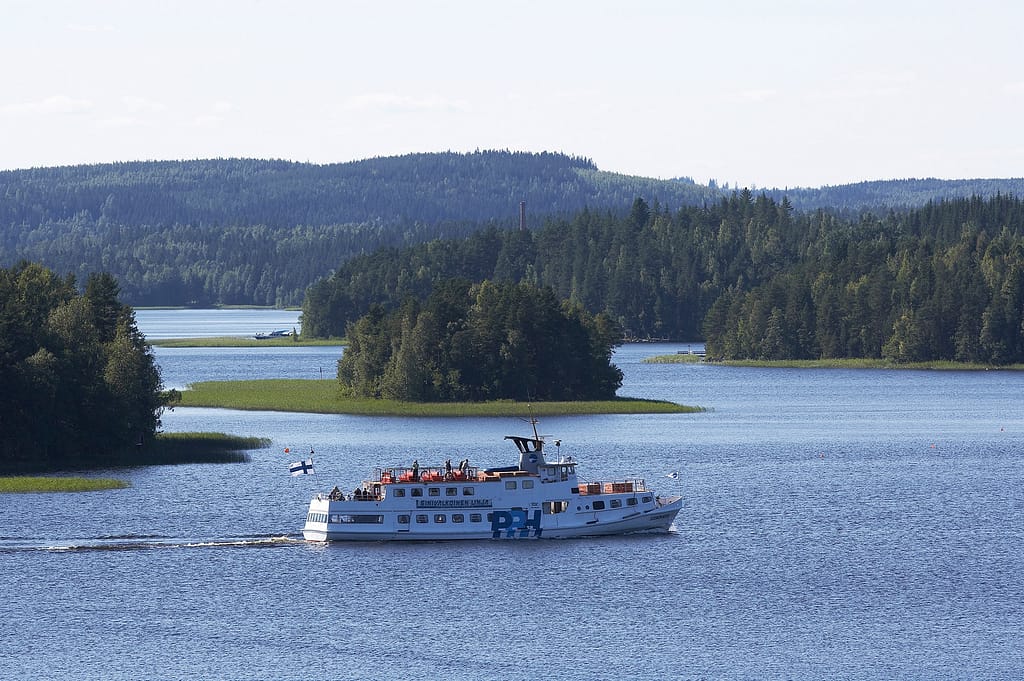 Risteilyalus järvellä. Risteilyt Lahdesta