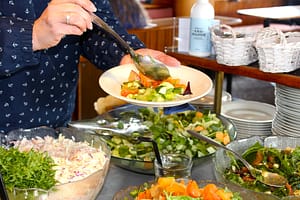 Noutopöydästä ruuan ottamista -1