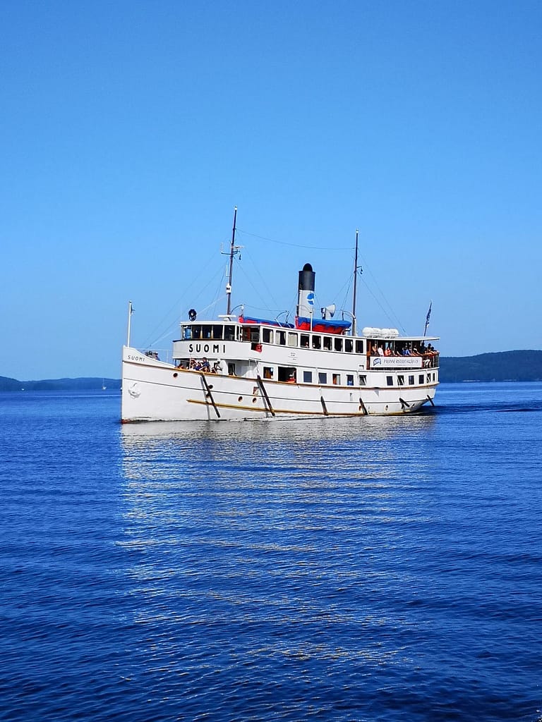 Laiva sinisellä järvellä