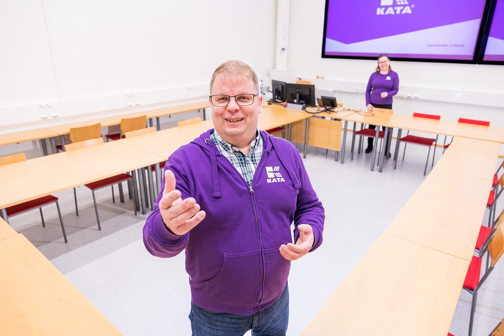 Kata Safetyn Janne ja Elina Rahunen kokoustilassa pitämässä säteilymittauskoulutusta