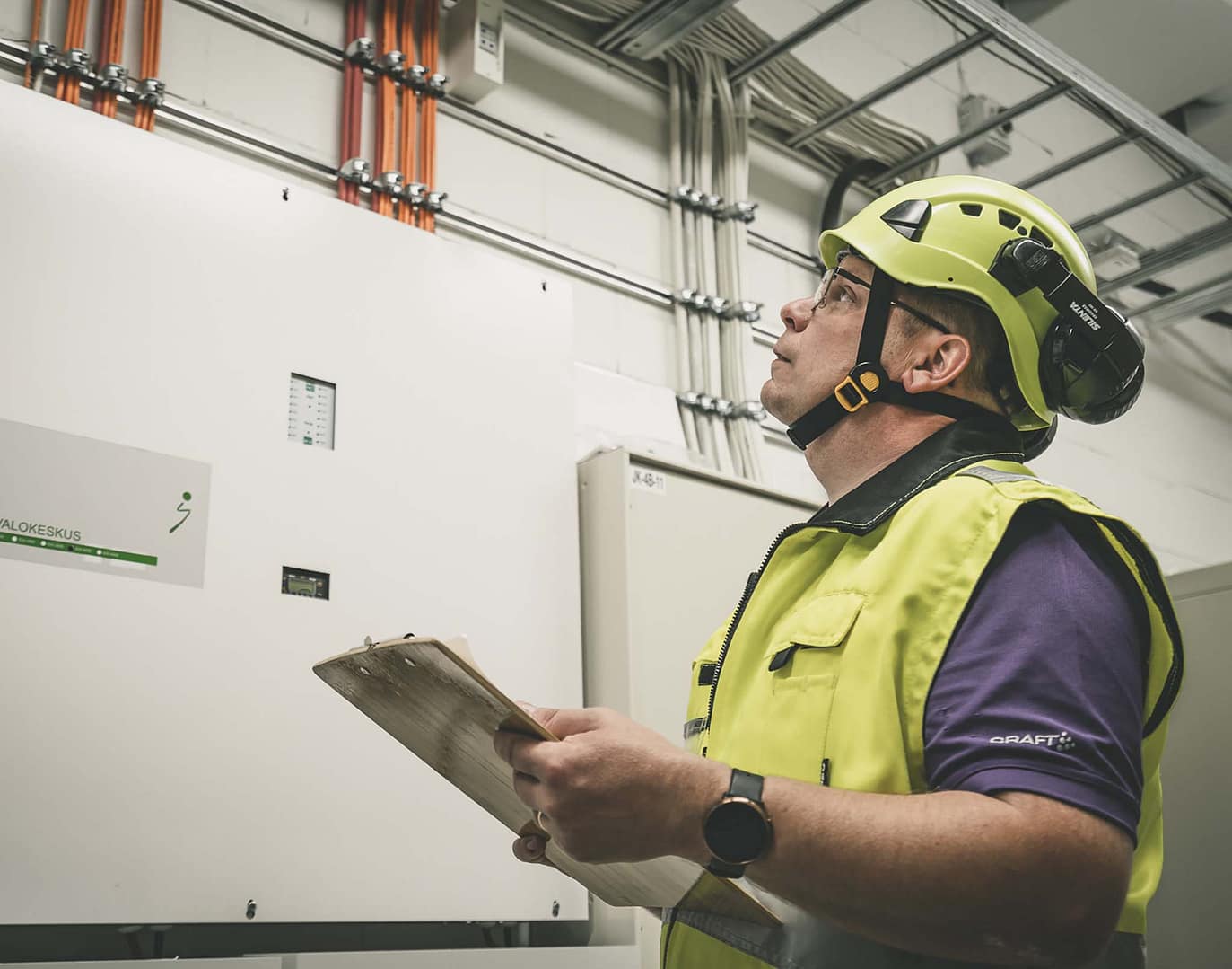 Kata Safetyn Janne Rahunen kartoittamassa sähkötilan palokatkoja