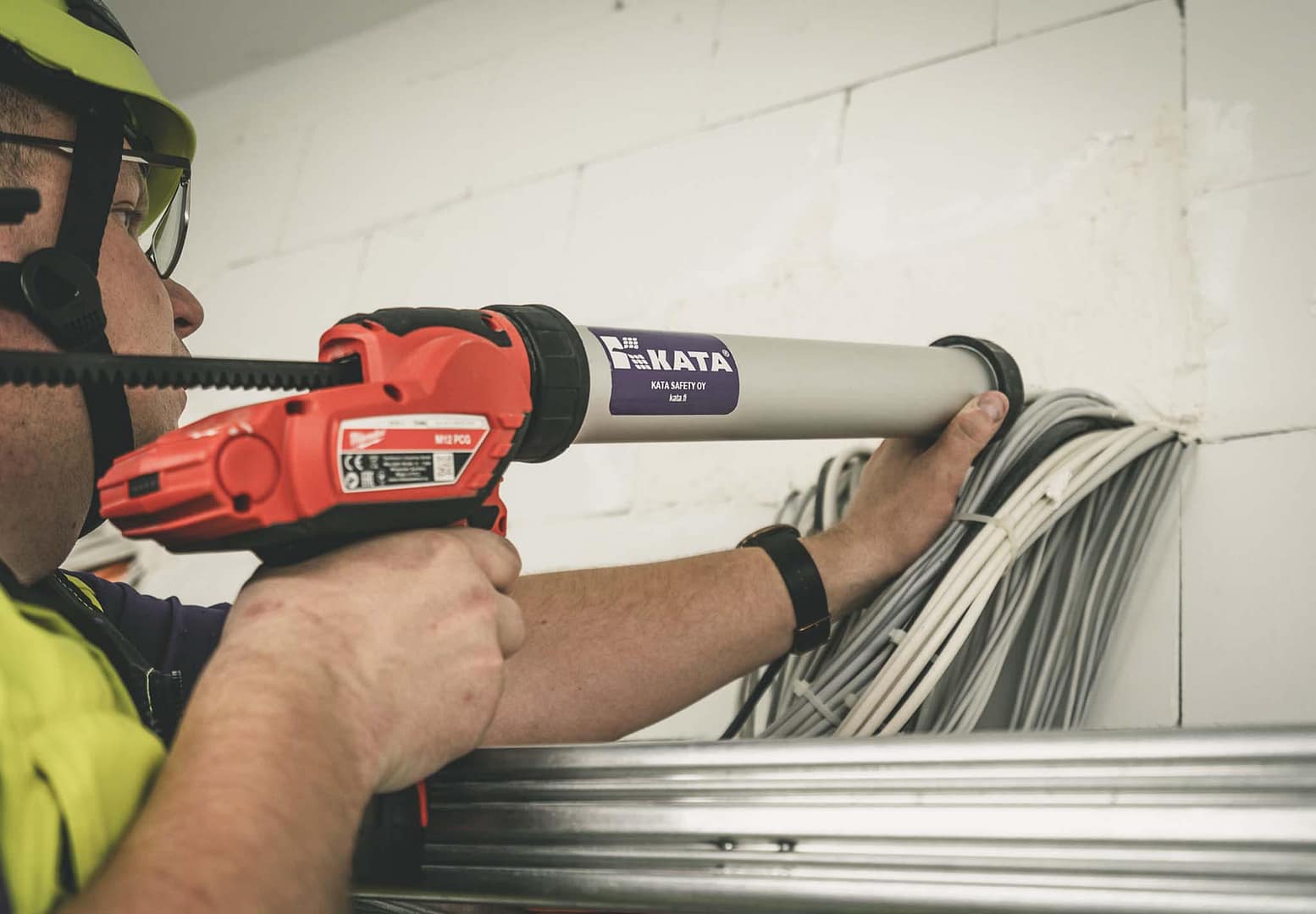 Kata Safetyn Janne Rahunen asentamassa sähkötilan palokatkoa