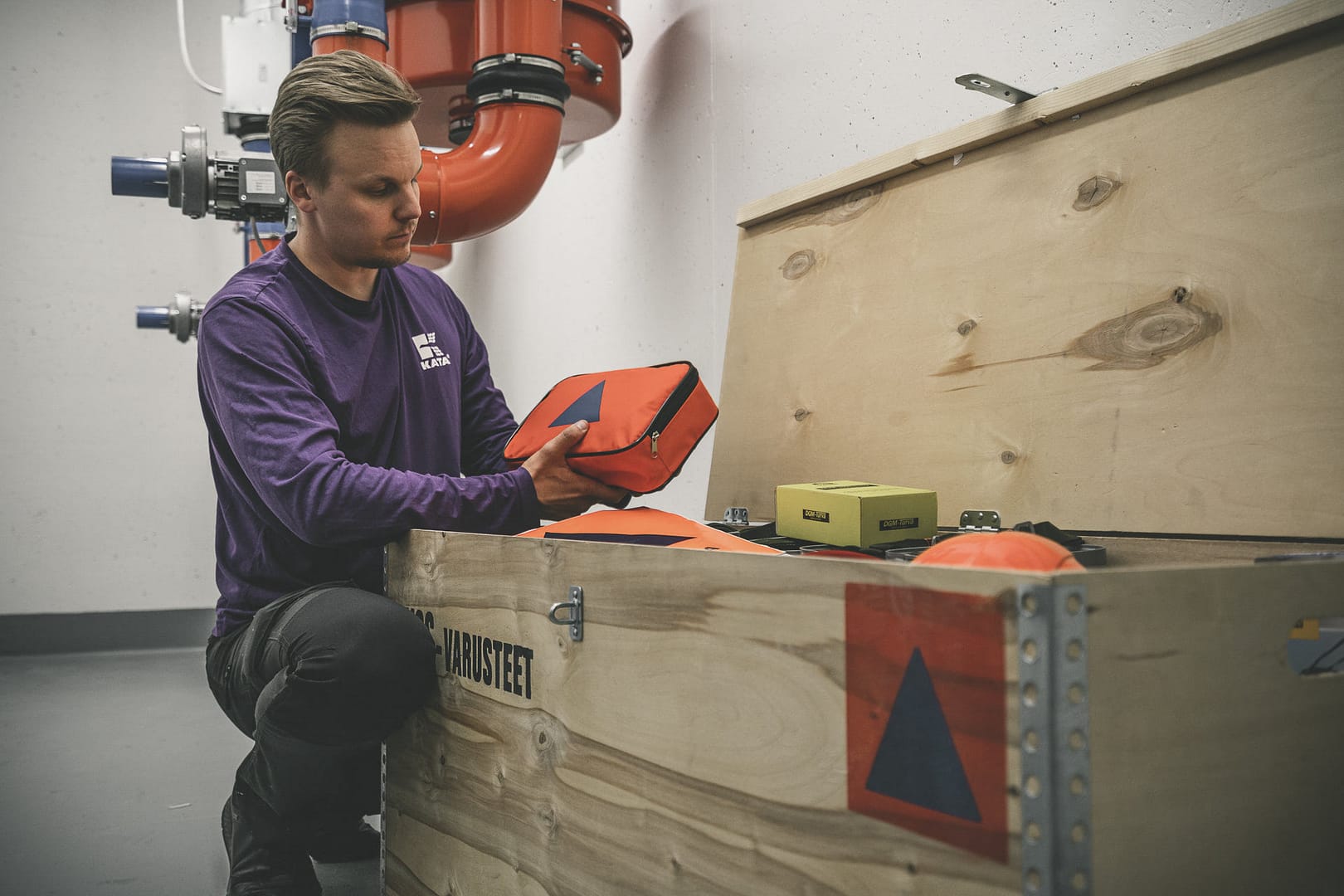 Kata Safetyn Joni Rahunen tarkastamassa väestönsuojan varusteita