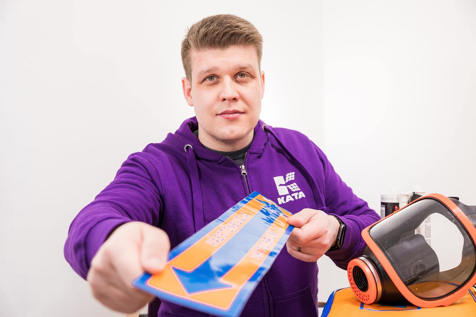 Kata Safety Oy:n Mikko Pesonen pitää kädessään väestönsuojan merkitsemistarraa